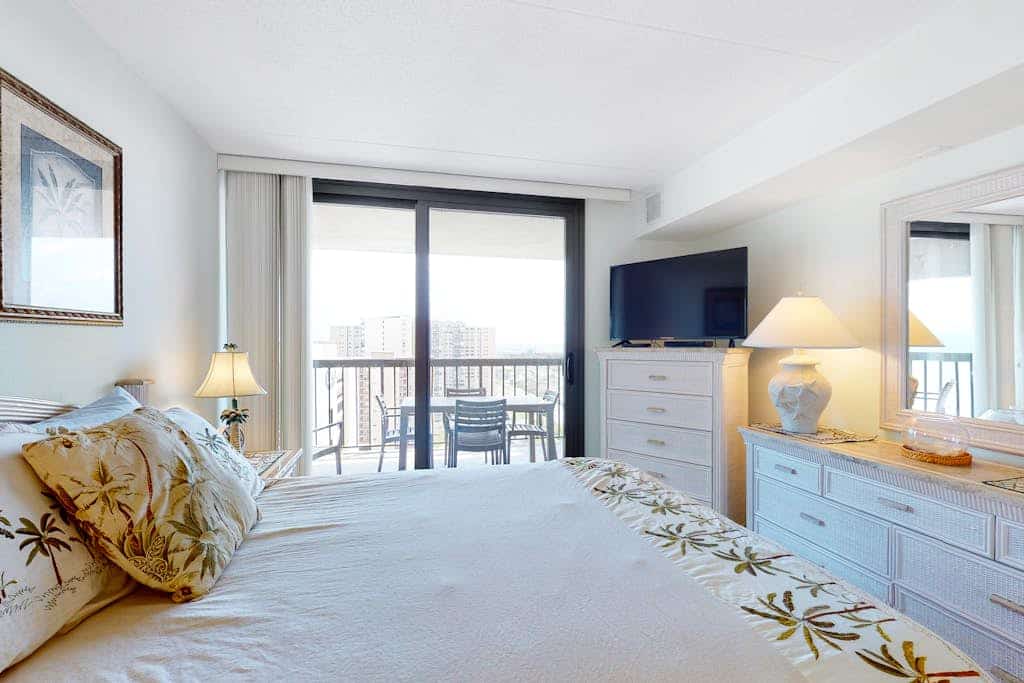Bright beach condo with great location, balcony, pools, tennis & game room