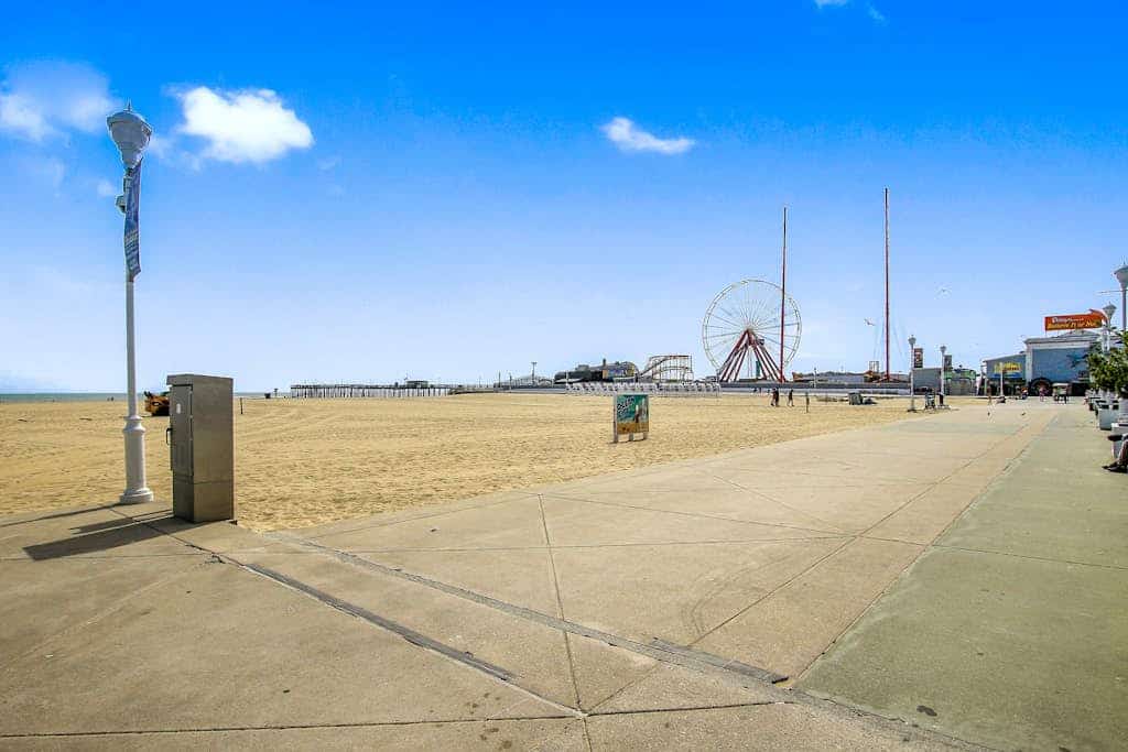 Oceanfront condo with private W/D, outdoor pool, sauna, gym & WiFi