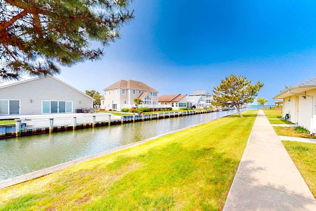 Cozy canal-side condo with pool, bay views, central AC, & deck - walk to beach
