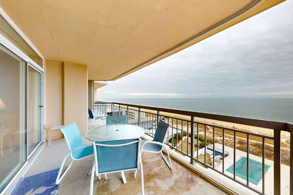 Oceanfront condo with ocean views, beachfront access, pool, & tennis courts