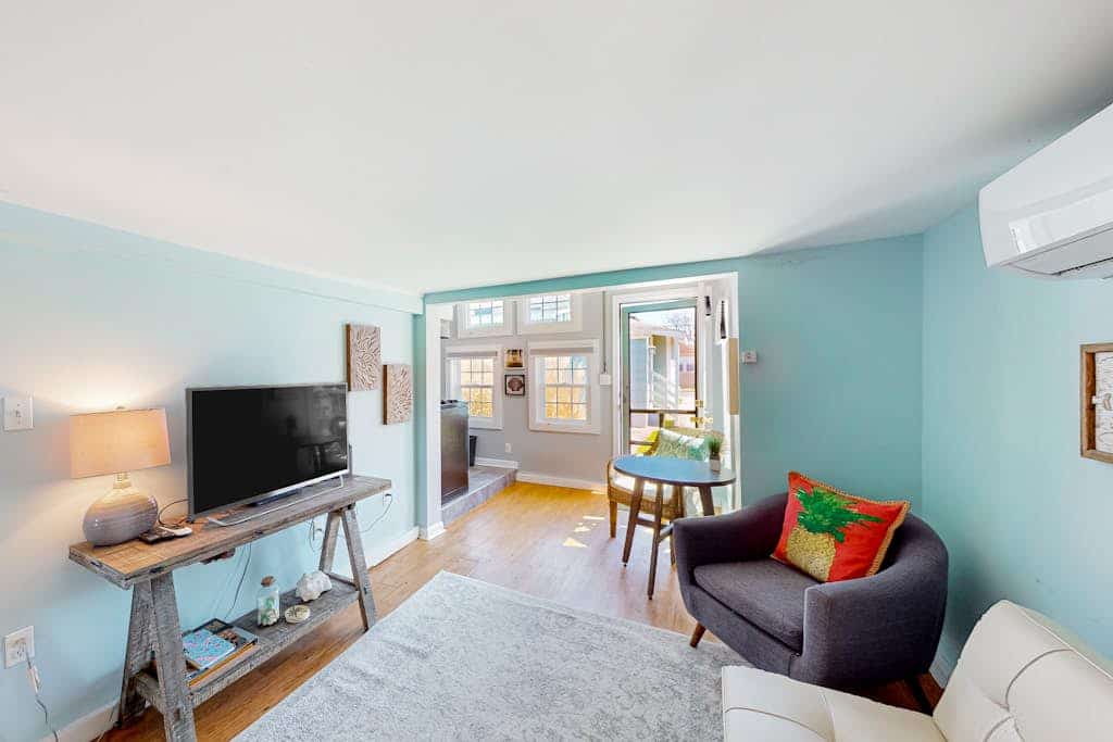 Charming cottage near the boardwalk & beach with AC, WiFi, kitchen