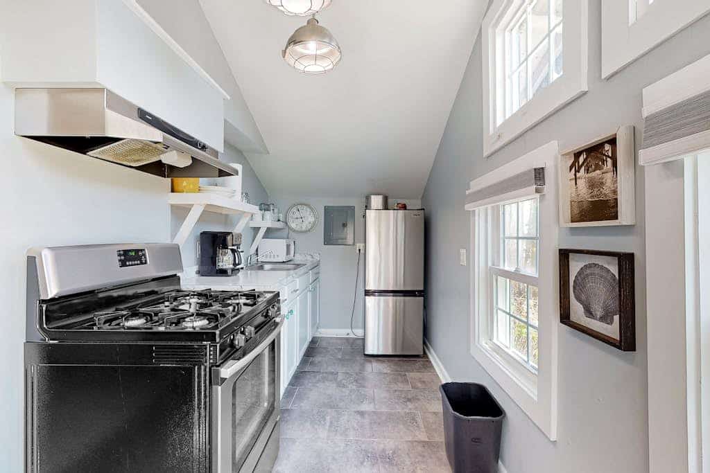 Charming cottage near the boardwalk & beach with AC, WiFi, kitchen
