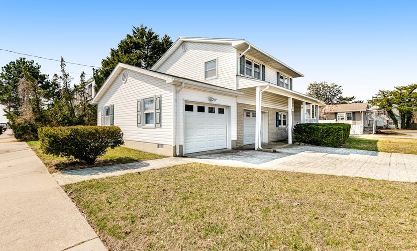 Spacious Family Home with Full Kitchen & Deck - Close to the Beach