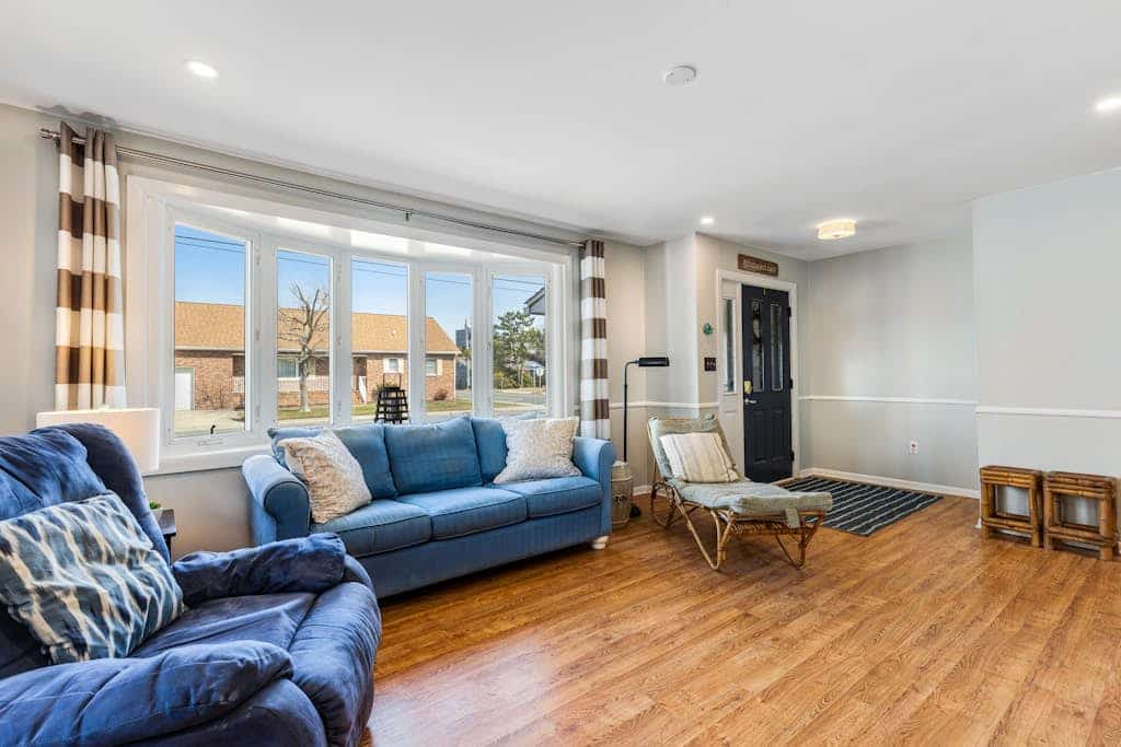 Spacious Family Home with Full Kitchen & Deck - Close to the Beach