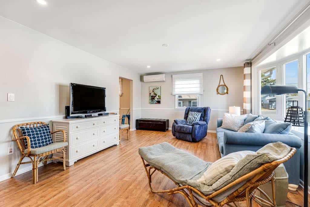 Spacious Family Home with Full Kitchen & Deck - Close to the Beach