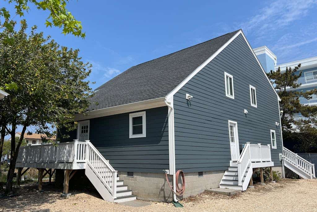 Adorable, waterfront beach cottage w/ bay view, full kitchen, & free WiFi