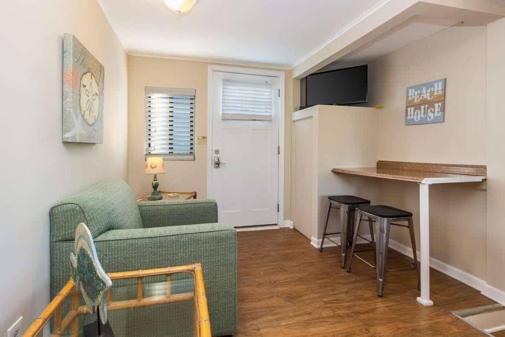 Adorable, waterfront beach cottage w/ bay view, full kitchen, & free WiFi
