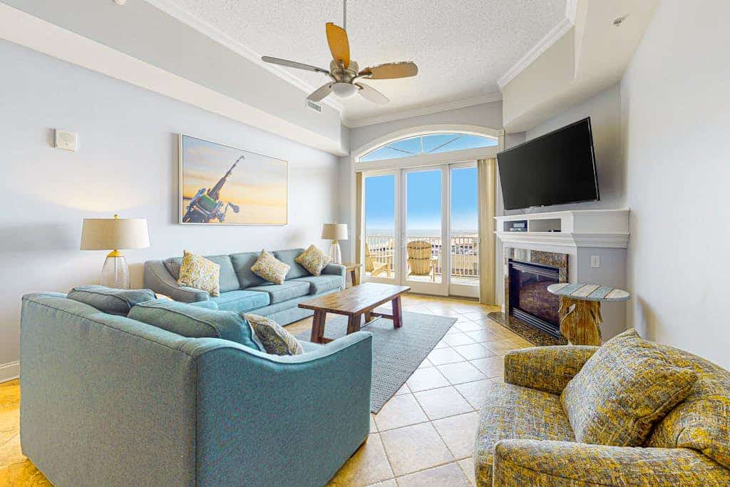 Oceanfront condo with rooftop pool, washer/dryer & AC
