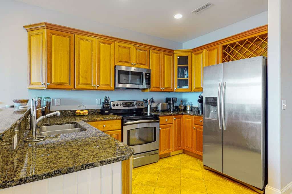 Oceanfront condo with rooftop pool, washer/dryer & AC
