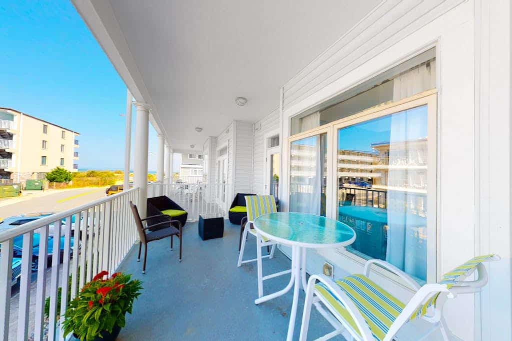Stunning Condo Steps From Beach w/Private Washer/Dryer, Free WiFi, & Central AC