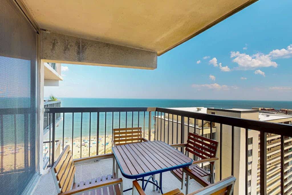 Incredibly Convenient Beach Condo w/Balcony, W/D, A/C, Shared Pools, Gym, Tennis