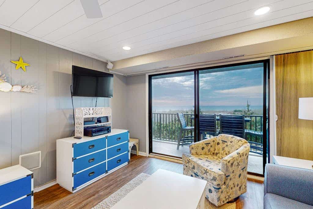 Oceanfront condo near golf with outdoor pool, balcony, central AC & washer/dryer