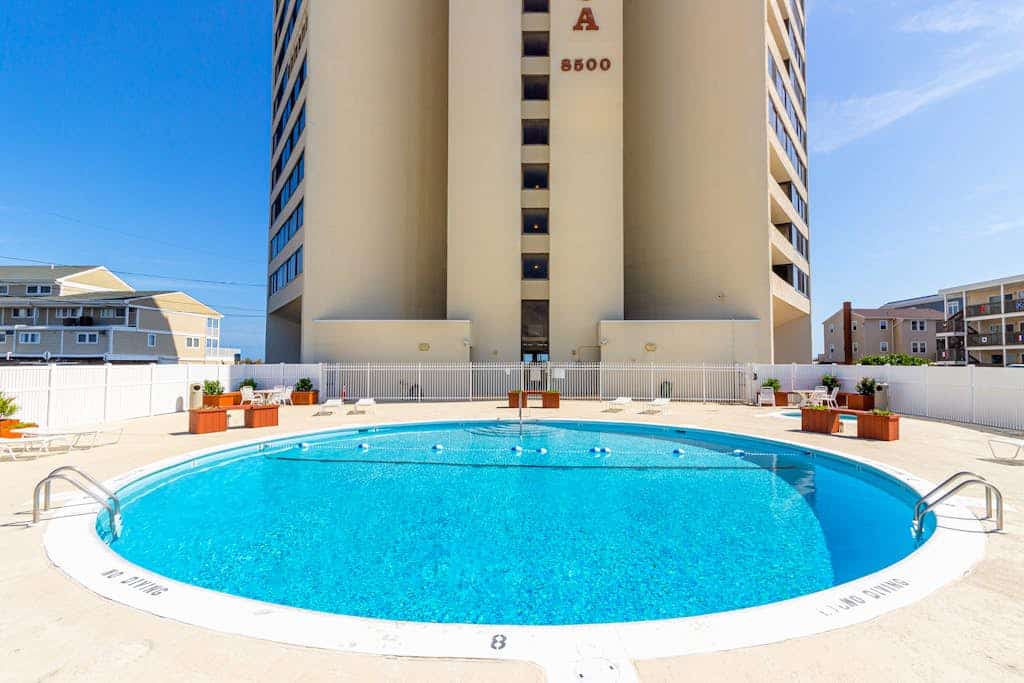 Charming Condo w/ Cable, Private Washer/Dryer, & Shared, Heated, Outdoor Pool