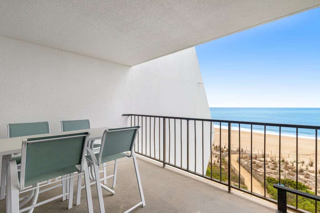 Oceanfront Condo with a Balcony, AC, WiFi, Ocean View & Shared Outdoor Pool