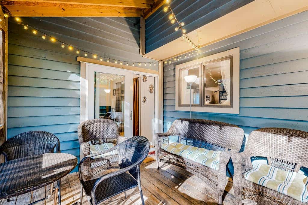 Dog-friendly home with wood-burning fireplace, central AC, WiFi, & pool access