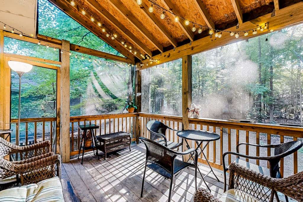 Dog-friendly home with wood-burning fireplace, central AC, WiFi, & pool access