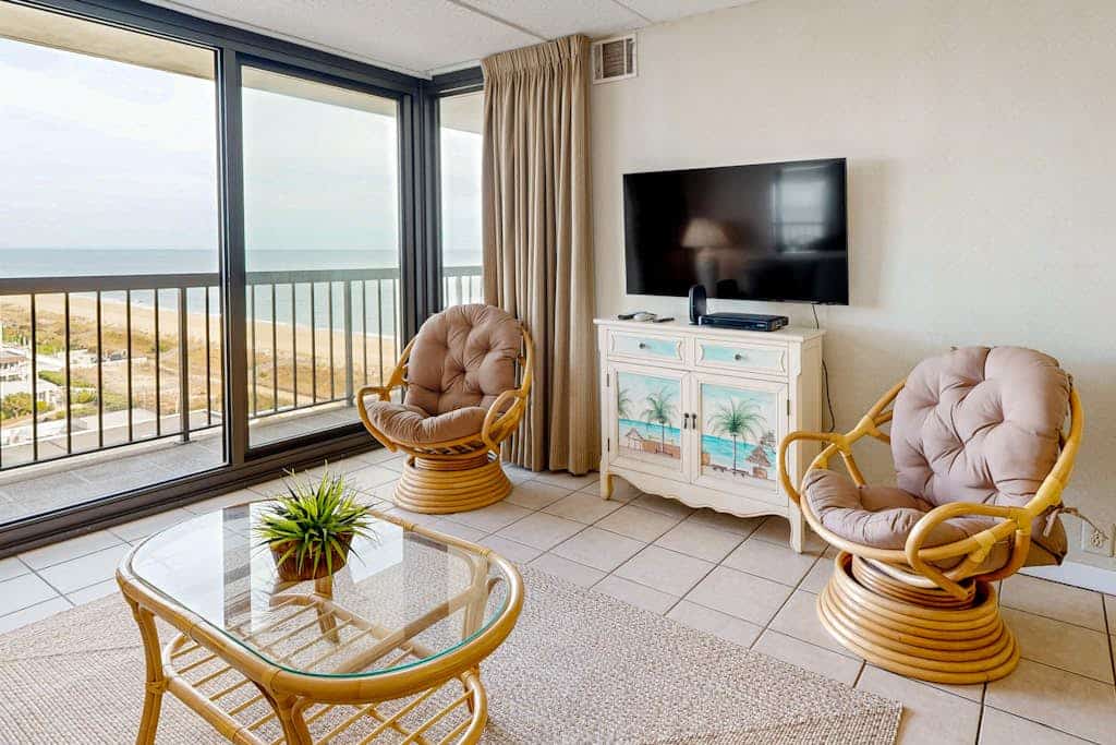 Beachfront condo with balcony, pools, game room, tennis, sauna & gym
