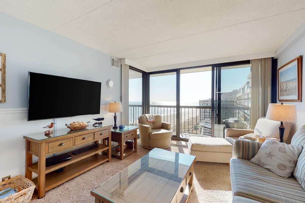 Incredible & well-equipped beach condo with pools, gym, sauna & game room