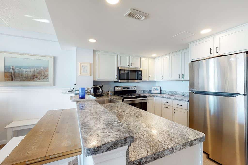Incredible & well-equipped beach condo with pools, gym, sauna & game room