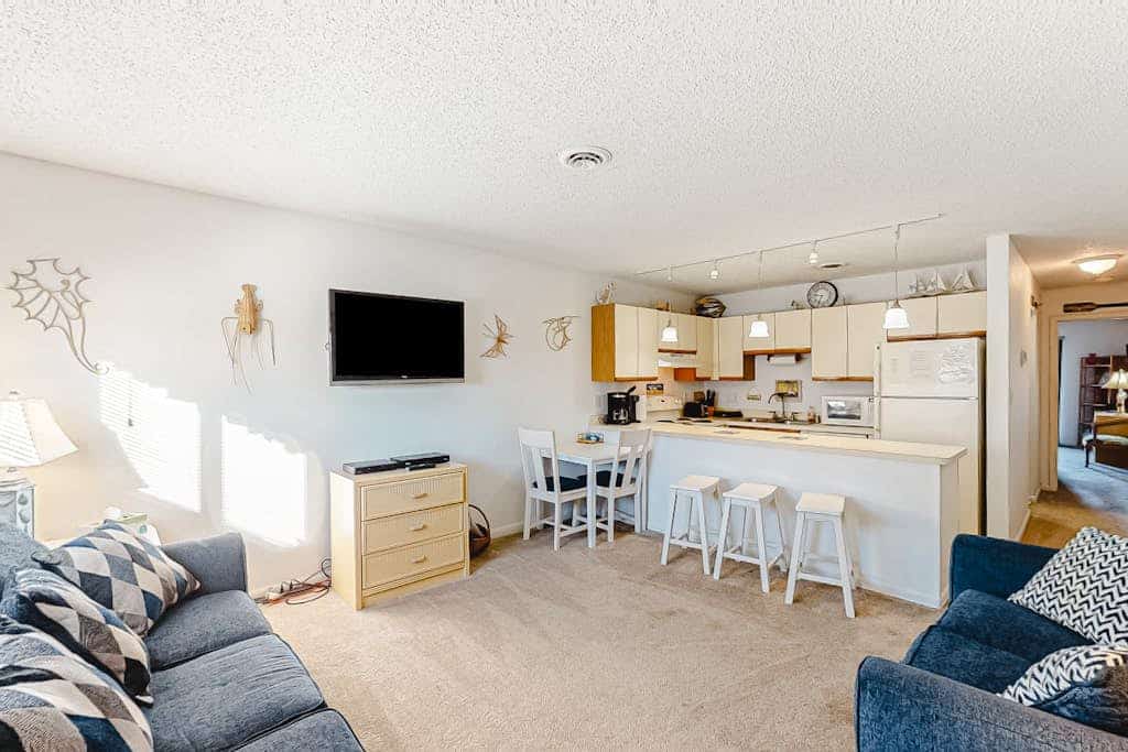 Simple, Well-Located Condo with Private Balcony, Fast WiFi & Washer/Dryer