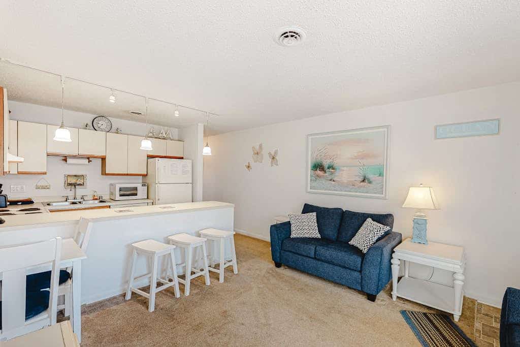 Simple, Well-Located Condo with Private Balcony, Fast WiFi & Washer/Dryer