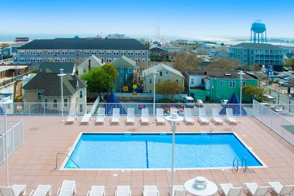 Roomy Condo near the Beach w/Free WiFi, Washer/Dryer, Shared Pool, Gym, & Sauna