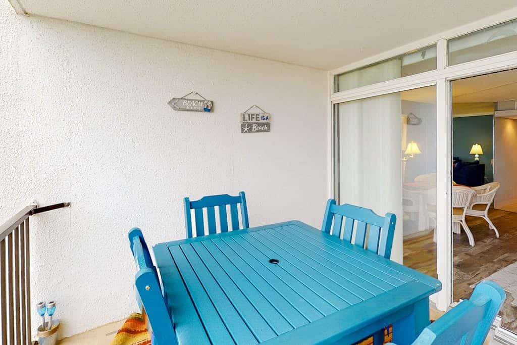 Oceanfront Condo with Balcony, WiFi, AC, Laundry, TVs & Shared Outdoor Pool