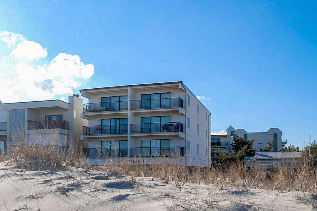Oceanfront, Low-Rise Condo w/ Balcony, Beach Views & AC - Walk Everywhere
