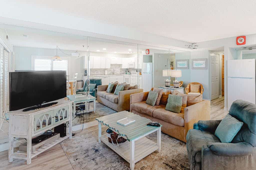 Oceanfront, Low-Rise Condo w/ Balcony, Beach Views & AC - Walk Everywhere
