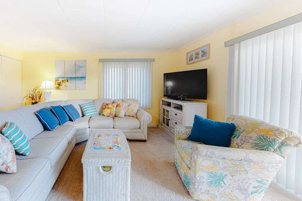 Ocean Block Condo with Balcony, Ocean Views, Central AC, WiFi & Laundry