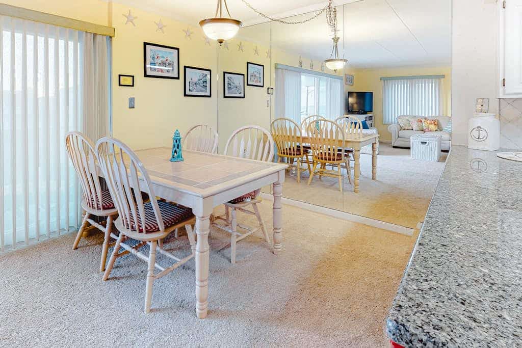 Ocean Block Condo with Balcony, Ocean Views, Central AC, WiFi & Laundry