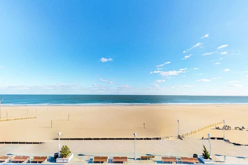 Remodeled, updated oceanfront condo with balcony, central AC & beach access