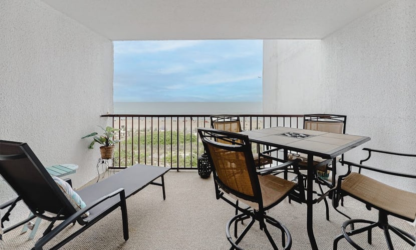 Breezy, Oceanfront Condo with Balcony, AC, WiFi, Laundry & Shared Outdoor Pool
