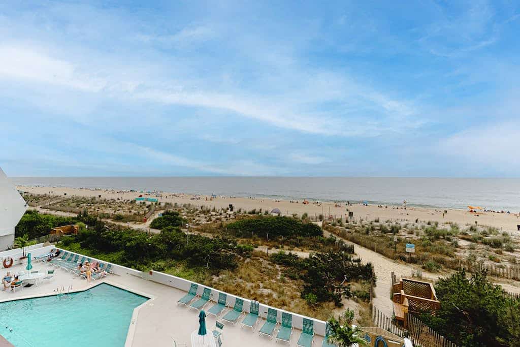 Breezy, Oceanfront Condo with Balcony, AC, WiFi, Laundry & Shared Outdoor Pool
