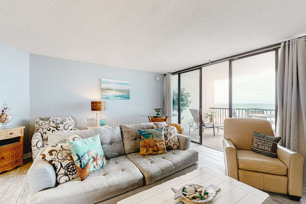 Breezy, Oceanfront Condo with Balcony, AC, WiFi, Laundry & Shared Outdoor Pool