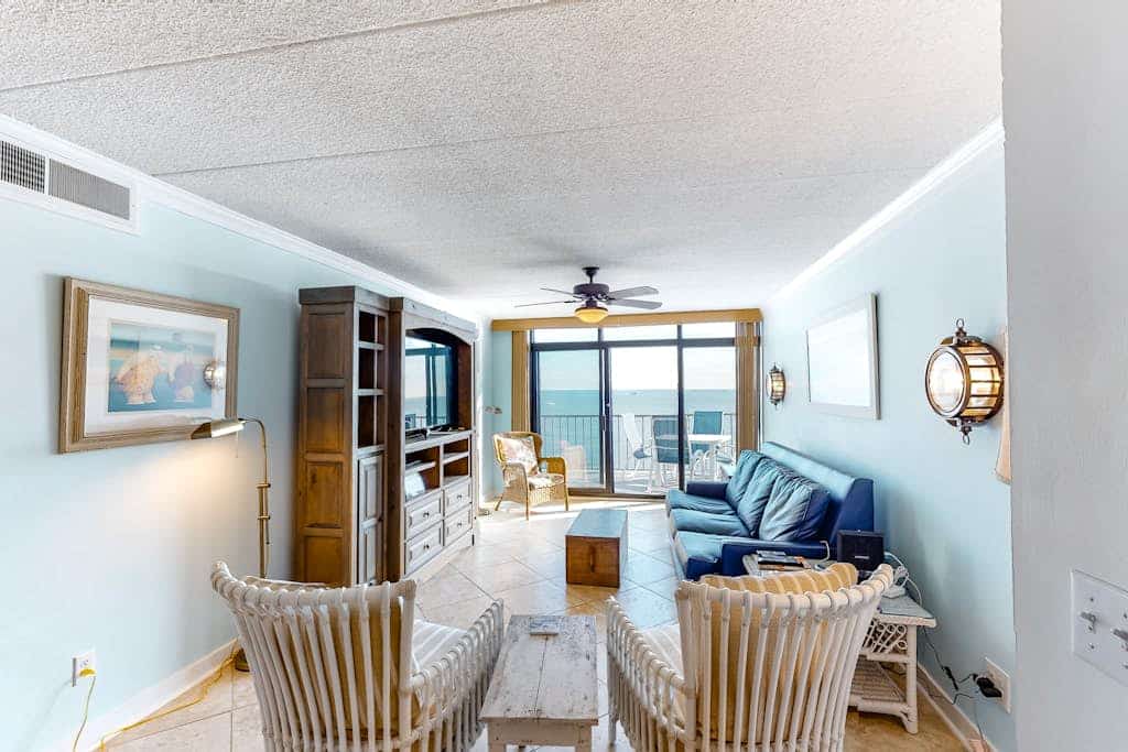 Oceanfront condo with stunning view, large balcony, AC, WiFi & shared pool