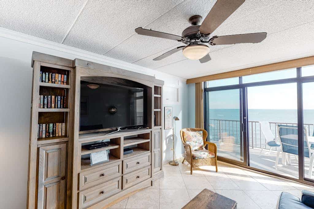 Oceanfront condo with stunning view, large balcony, AC, WiFi & shared pool