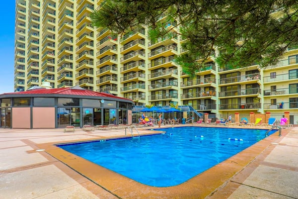 Sunny inviting condo with balcony, pools, gym, sauna & AC