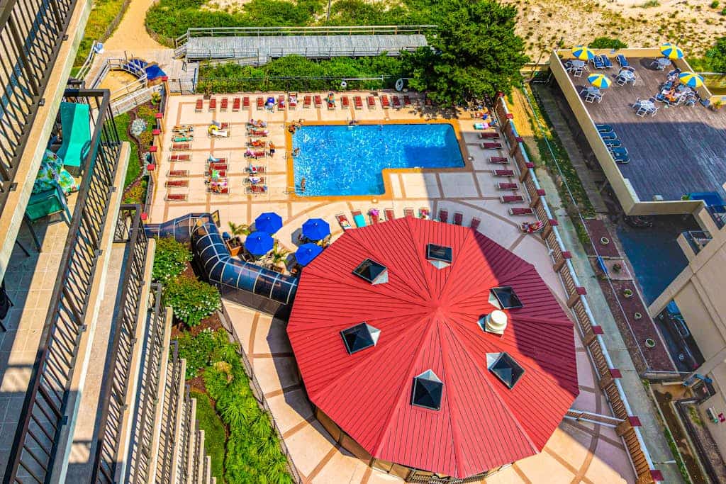 Sunny inviting condo with balcony, pools, gym, sauna & AC
