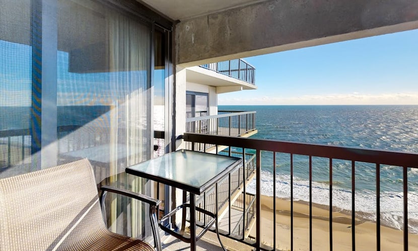 Sunny inviting condo with balcony, washer/dryer, pools, gym & tennis