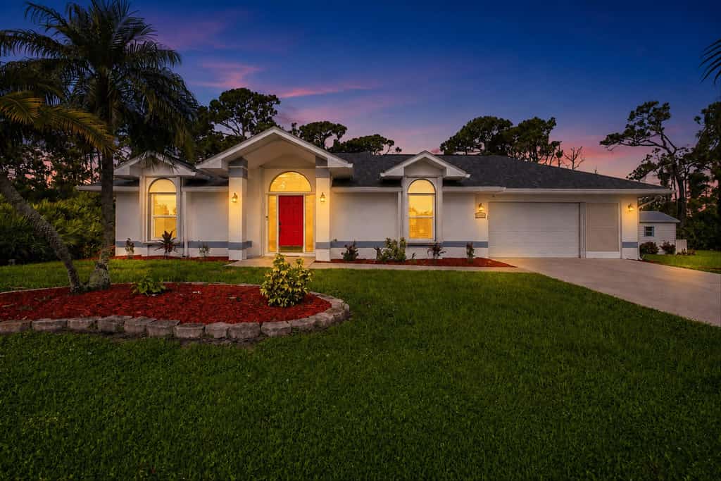 Cozy home with private pool, lanai, central AC & washer/dryer