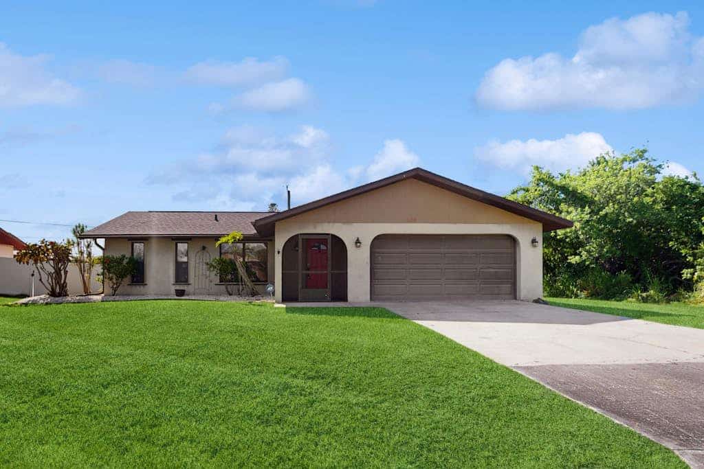 Family and dog friendly pool home, close to beaches, harbor and river