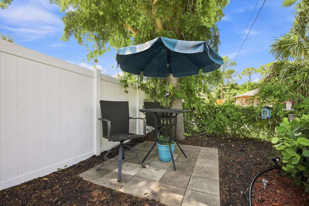 Dog-friendly and Snowbird friendly close to beaches!