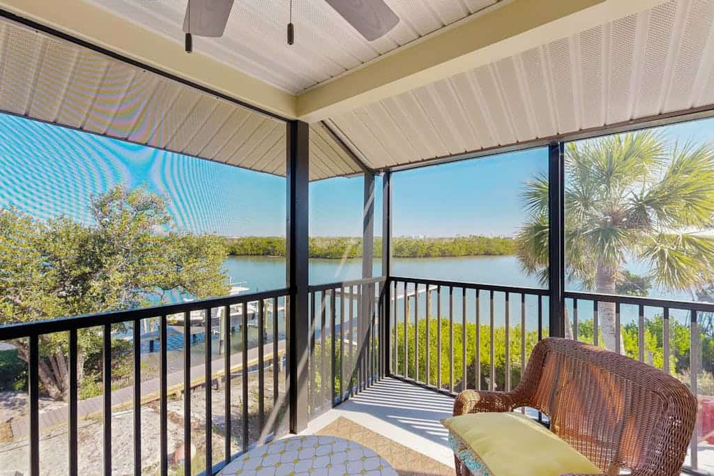 Relaxed island condo with private beach & bay access, pool