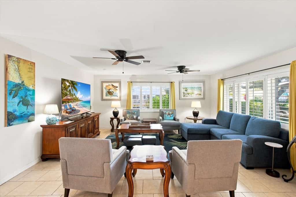 Dog-friendly sunny stay with private pool, patio, full kitchen, sunroom & W/D