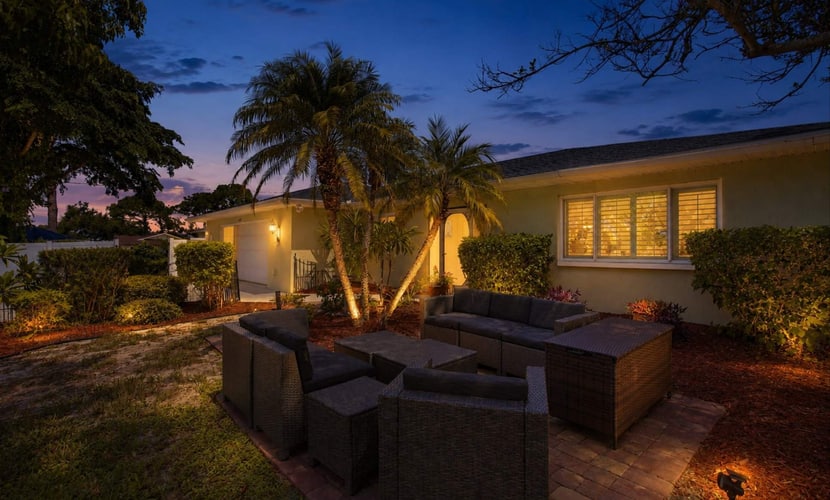 Dog-friendly sunny stay with private pool, patio, full kitchen, sunroom & W/D