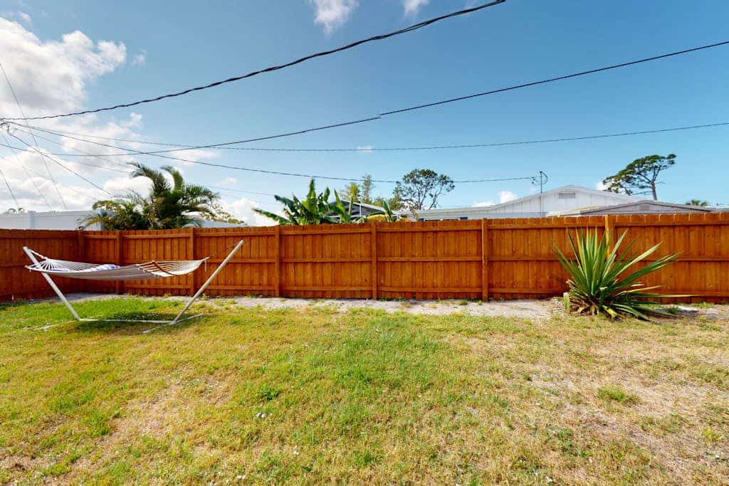 Spacious home with enclosed pool and patio and near attractions