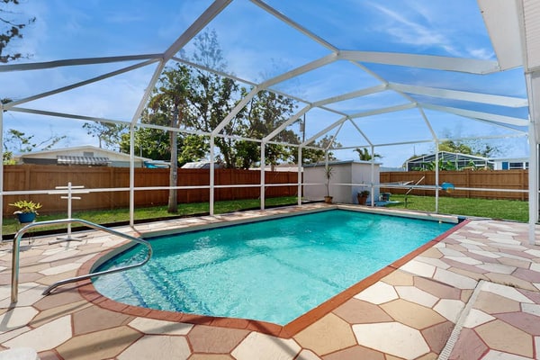 Spacious home with enclosed pool and patio and near attractions