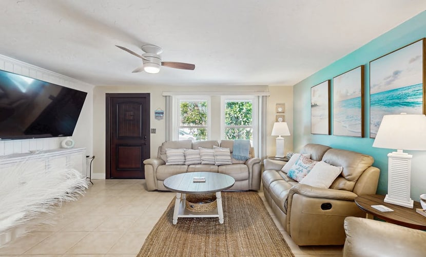 Spacious home with enclosed pool and patio and near attractions