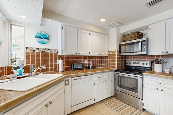 Spacious home with enclosed pool and patio and near attractions